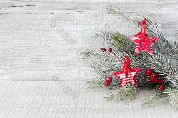 冷杉树枝和圣诞节装饰向白色的乡村的木制的用绳子拖的平底渡船