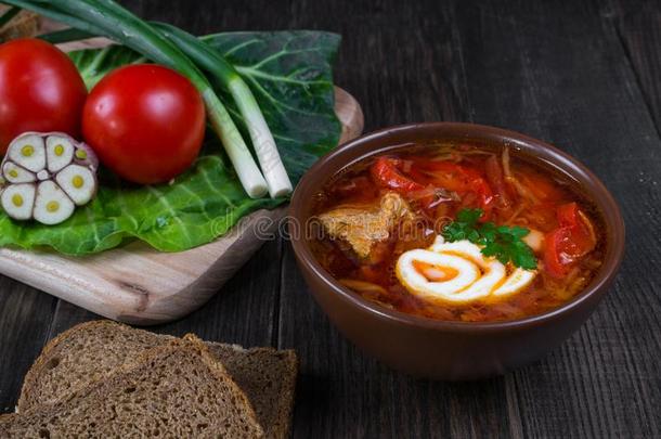番茄汤.传统的乌克兰人甜菜根和番茄汤-英语字母表的第2个字母