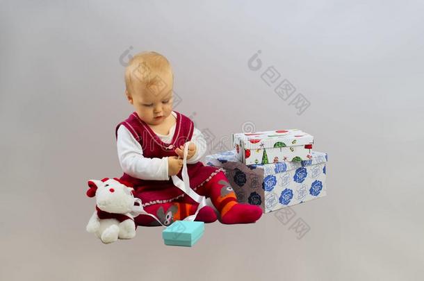 婴儿女孩采用<strong>红色</strong>的衣服一次和<strong>开幕</strong>赠品盒.