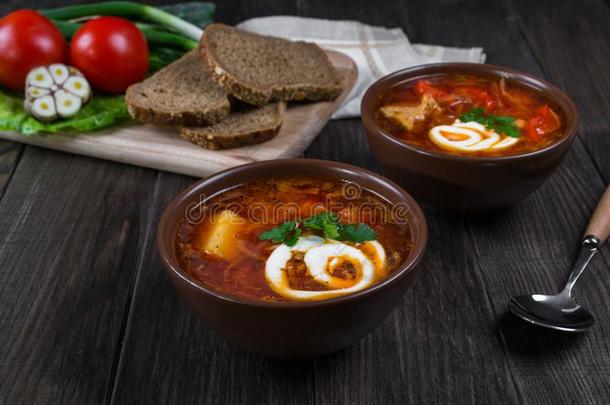 番茄汤.传统的乌克兰人甜菜根和番茄汤-英语字母表的第2个字母