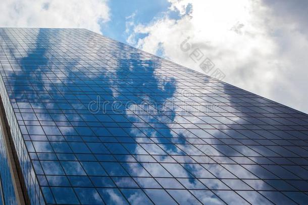 蓝色办公室建筑物和云反映