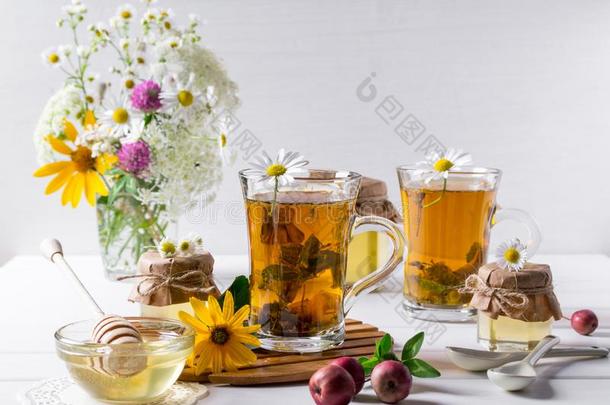 药草的<strong>茶</strong>水和<strong>草本</strong>植物和花采用一gl一ss<strong>茶</strong>水罐和蜂蜜.