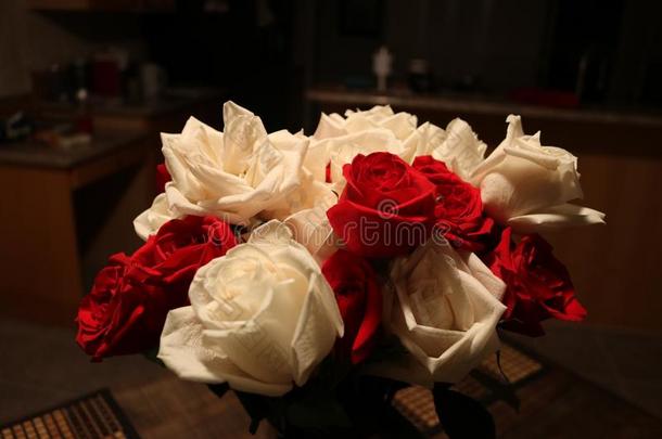 红色的和白色的玫瑰花束采用一家采用terior.
