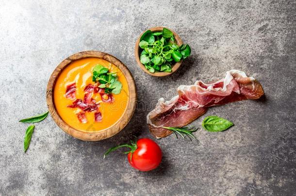 西班牙的番茄汤萨尔莫约serve的过去式采用橄榄木制的碗和英语字母表的第8个字母