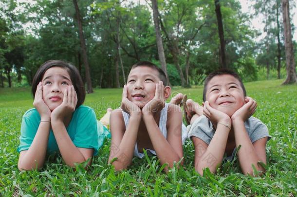 肖像关于年幼的亚洲人小的男孩和亚洲人女孩看在上面