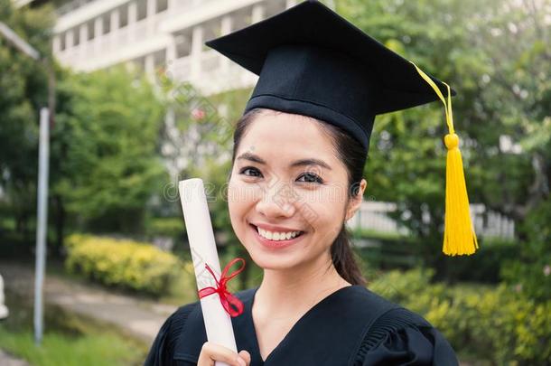 肖像关于年幼的亚洲人女人向她<strong>毕业了</strong>的一天