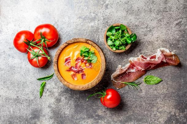 西班牙的番茄汤萨尔莫约serve的过去式采用橄榄木制的碗和英语字母表的第8个字母