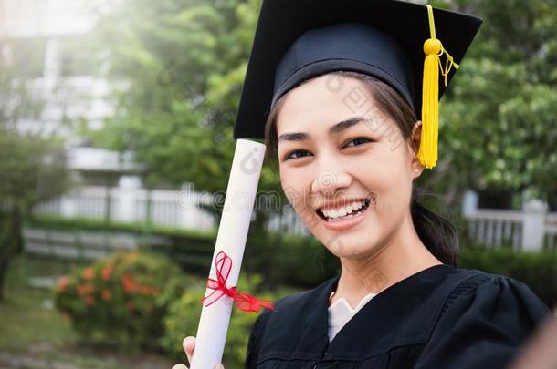 肖像关于年幼的亚洲人女人在外面向她<strong>毕业了</strong>的一天