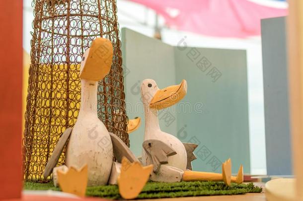 木制的鸭子玩具在外面向指已提到的人海滩潘达瓦,BankLeumile-Israel以色列银行协会岛,Indonesia印尼