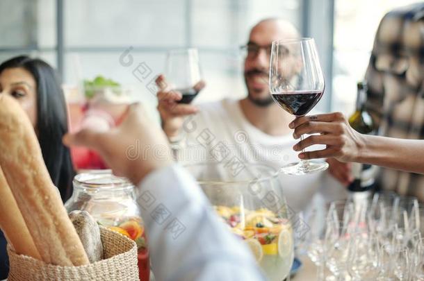 食物给养烹饪厨房的美食家社交聚会int.举杯敬酒的用语观念