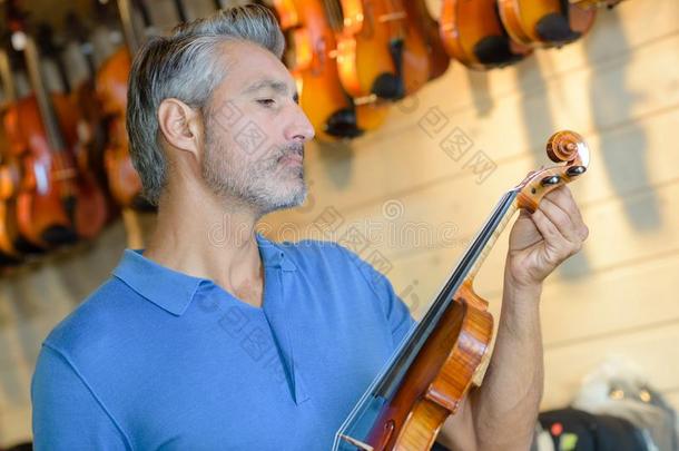 成熟的小提琴制造者在期间测试小提琴s采用实验室