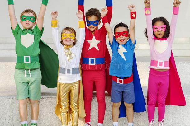 超级英雄小孩和超级大国观念