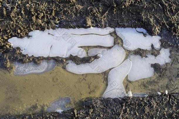 冰向一泥泞的水坑向一泥土ro一d