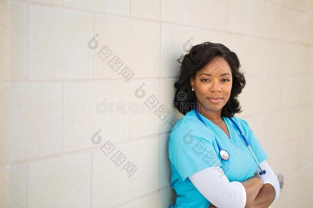 卫生保健工人.医生或护士起立在外面指已提到的人医院