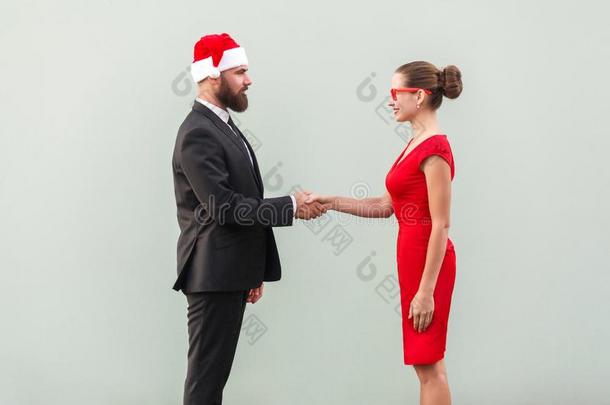 握手,庆祝好的合同.好打扮好的男人和女士.