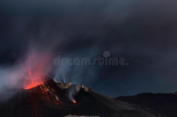 斯特隆布利式喷发从火山边缘之恋火山和熔岩足迹export输出