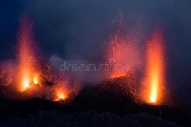 火山边缘之恋喷发从火山火山口和熔岩爆炸