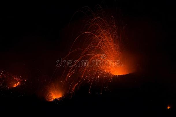 火山边缘之恋火山爆发和熔岩足迹