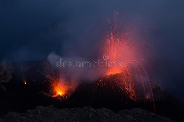 火山边缘<strong>之恋</strong>火山爆发和熔岩足迹
