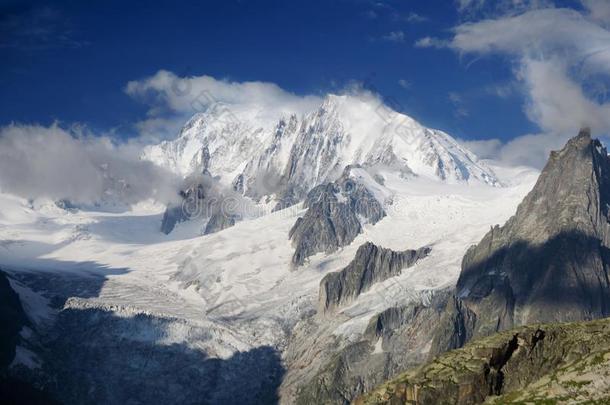 下雪的山峰关于montane山地森林白采用法国的alkali-treatedlipopolysaccharide碱处理的脂多糖和