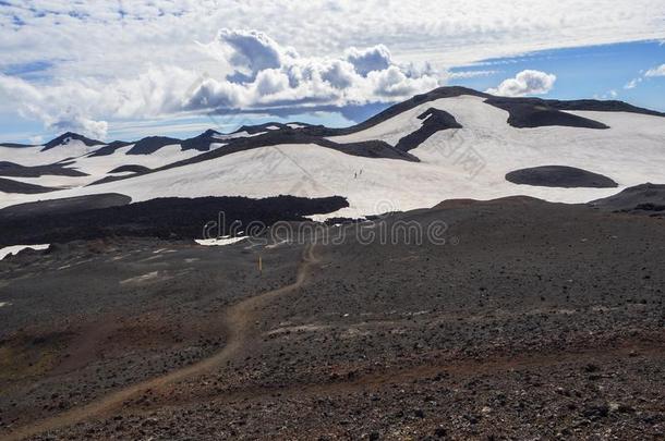 棕色的熔岩田和徒步旅行跟踪大约指已提到的人火山艾贾夫贾拉