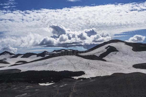 棕色的熔岩田和徒步旅行跟踪大约指已提到的人火山艾贾夫贾拉