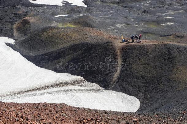 艾雅法拉火山火山火山口,满的和雪