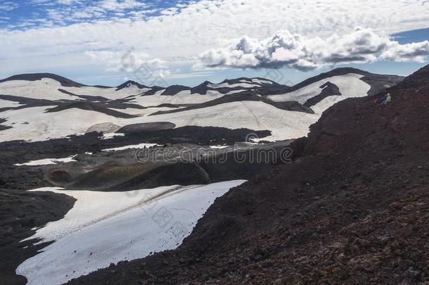 棕色的熔岩田和徒步旅行跟踪大约指已提到的人火山艾贾夫贾拉