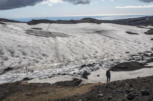 指已提到的人小路从指已提到的人火山向指已提到的人洋通过指已提到的人雪原