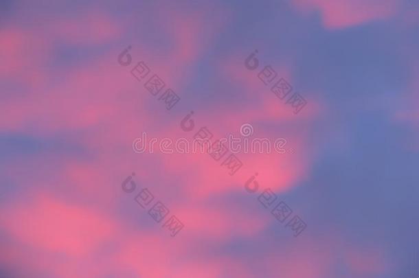 粉红色的云和蓝色天软的集中背景.
