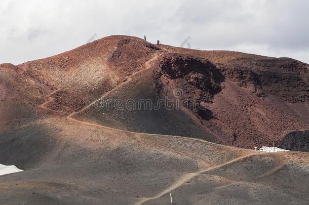 棕色的熔岩田和徒步旅行跟踪大约指已提到的人火山艾贾夫贾拉