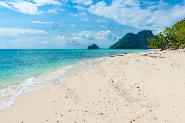 空的海滩和软的白色的沙在面向优先级的按需分配岛