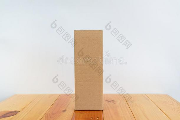 空的包装棕色的卡纸板盒为长的物料项目向木制的表