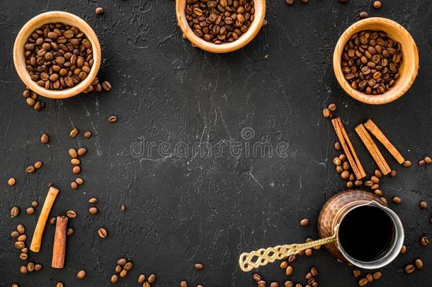 酿造咖啡豆采用土耳其的咖啡豆罐.黑的背景顶看法警察