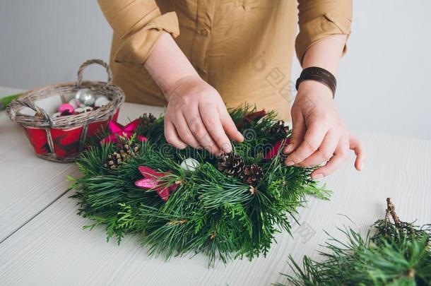 花商室内装饰师制造圣诞节花环