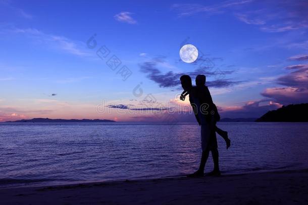 轮廓父亲和女儿向指已提到的人海滩和指已提到的人mo向和balls球