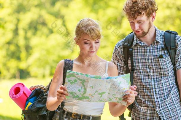 徒步旅行远足野营对阅读地图向旅游.