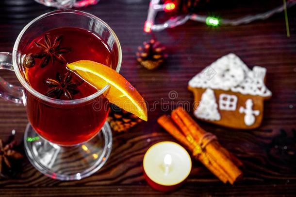 杯子和圣诞节将制成热饮葡萄酒向木制的背景
