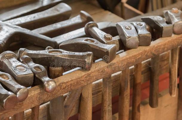 收集关于酿酒的木工艺工具向一粗糙的工作台