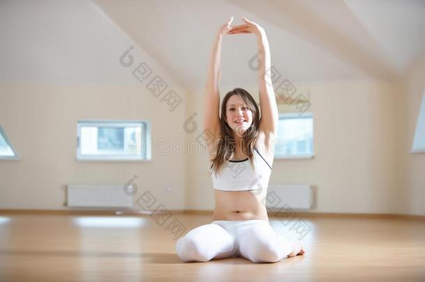美丽的女人练习瑜伽瑜珈的任何一种姿势vir瑜珈的任何一种姿势-英雄使摆姿势采用指已提到的人