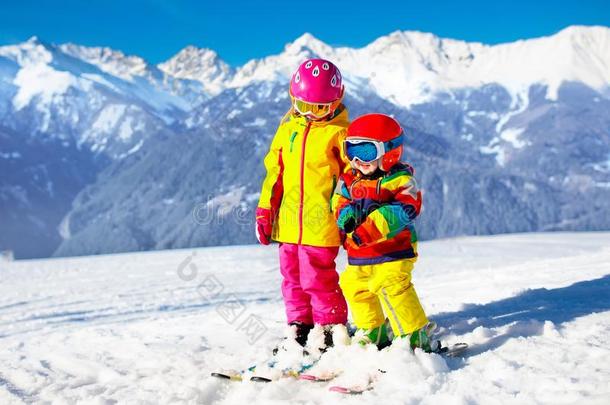 小孩冬雪运动.孩子们滑雪.家庭滑雪ing.