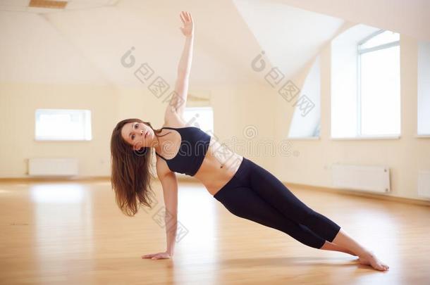 美丽的女人练习木板瑜伽瑜珈的任何一种姿势Vasishth瑜珈的任何一种姿势采用指已提到的人