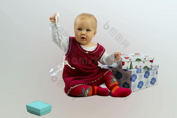 婴儿女孩采用红色的衣服一次和开幕赠品盒.