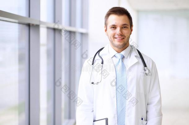 微笑的医生等候为他的队在期间起立直立的