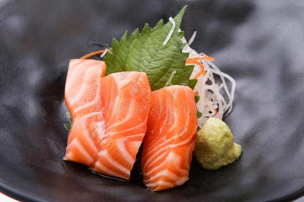 鲑鱼生鱼片和山葵,日本人传统的食物.
