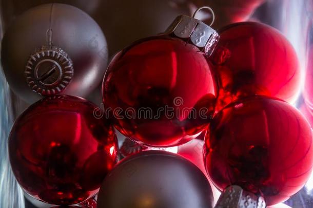 宏指令关于银和红色的圣诞节装饰