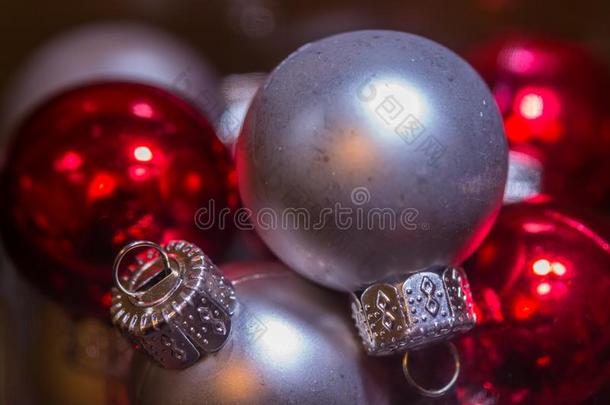 宏指令关于银和红色的圣诞节装饰