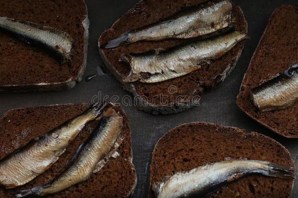 小吃和沙丁鱼向黑的吉卜赛绅士刨切的面包.里加里加湾traditi向al