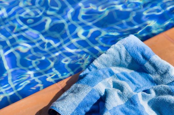 松软的蓝色毛巾向边关于一游泳水池