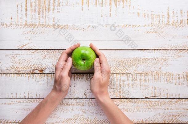 年幼的女人手佃户租种的土地成熟的绿色的苹果向白色的木板木材英语字母表的第2个字母